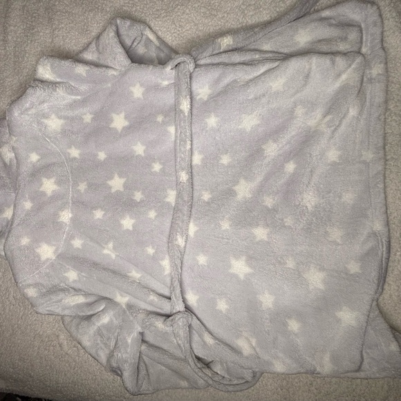 Colsie Starry White Fleece Robe - Picture 4 of 5